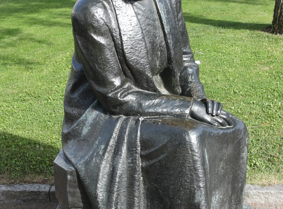 Selma Lagerlof Statue