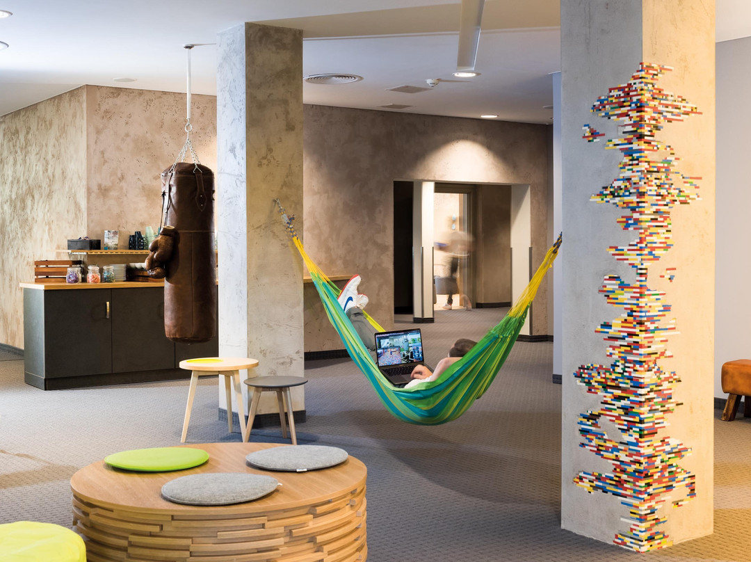 塞米那里斯巴特洪内夫酒店