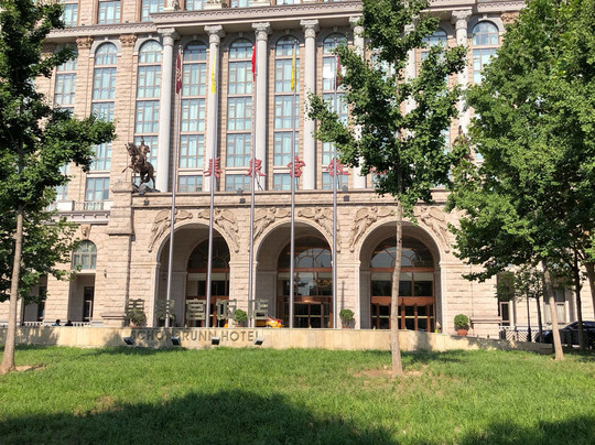 美泉宫饭店主图