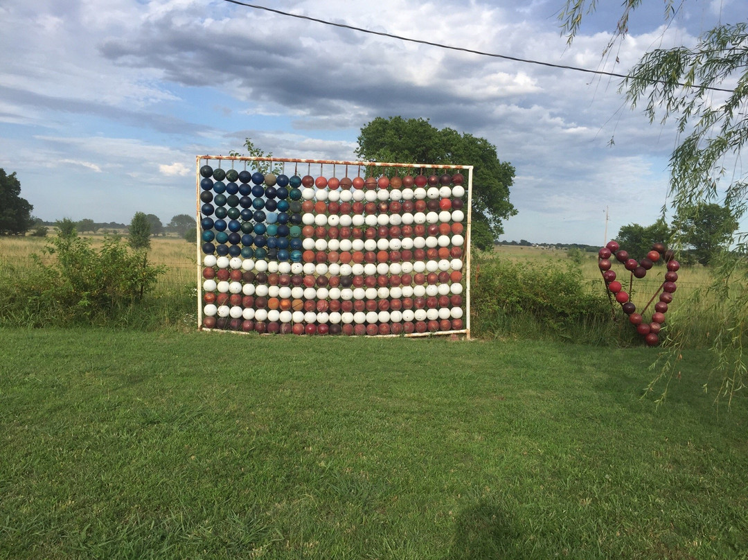 Bowling Ball Yard Art-Nowata必去景点
