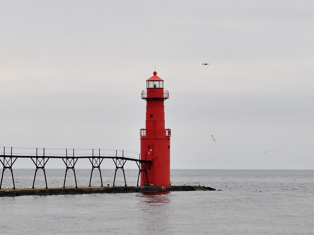 Algoma旅游景点-Algoma Pierhead Lighthouse