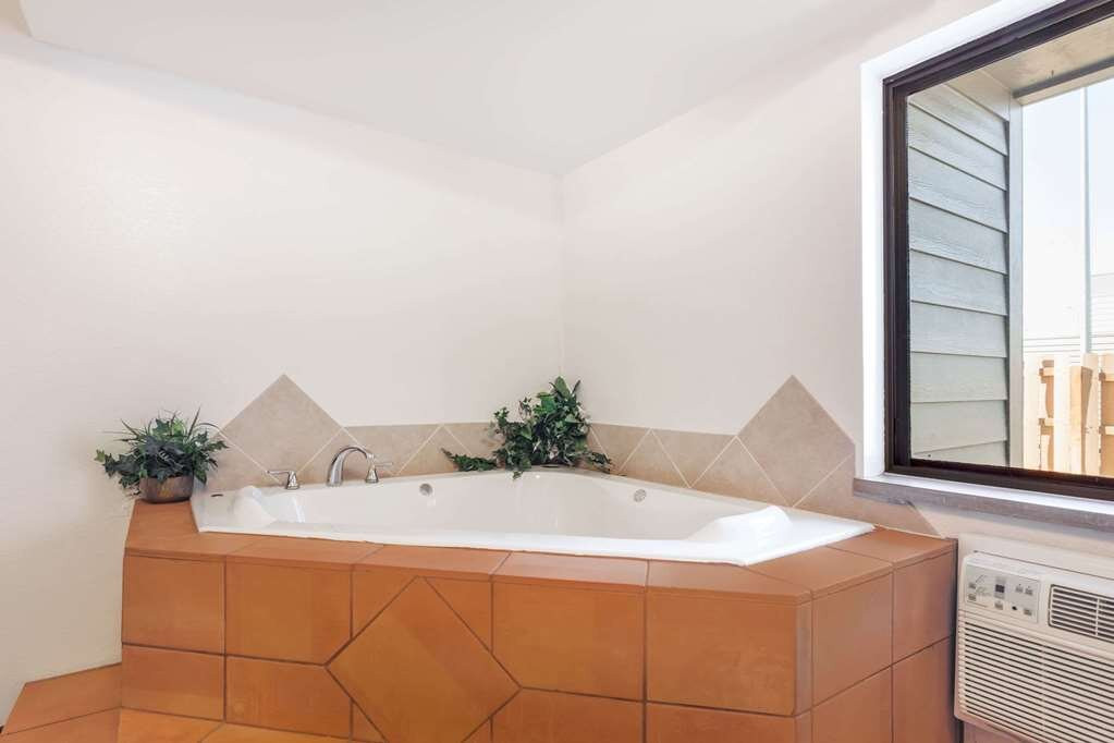 Super 8 by Wyndham Livingston主图