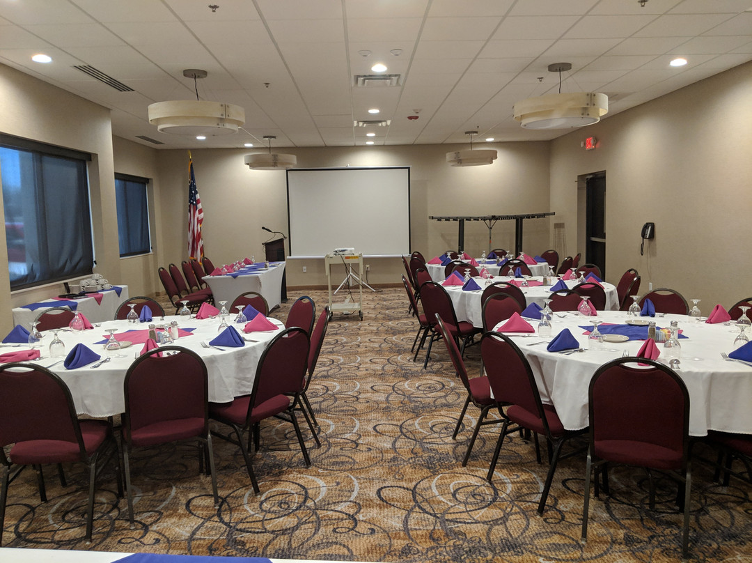 温德姆香槟豪顿套房酒店主图