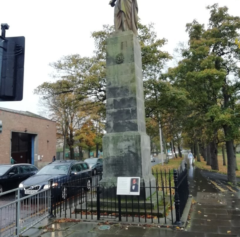 David Macbeth Moir Statue-马瑟尔堡必去景点