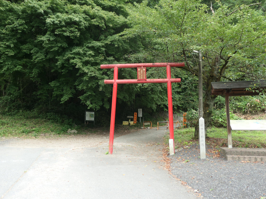 Tanashitafudo Waterfall景点图片