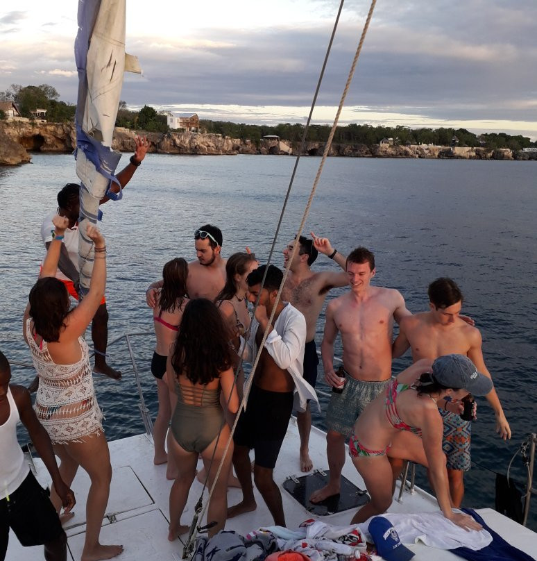 Astraes Catamaran Cruise景点图片