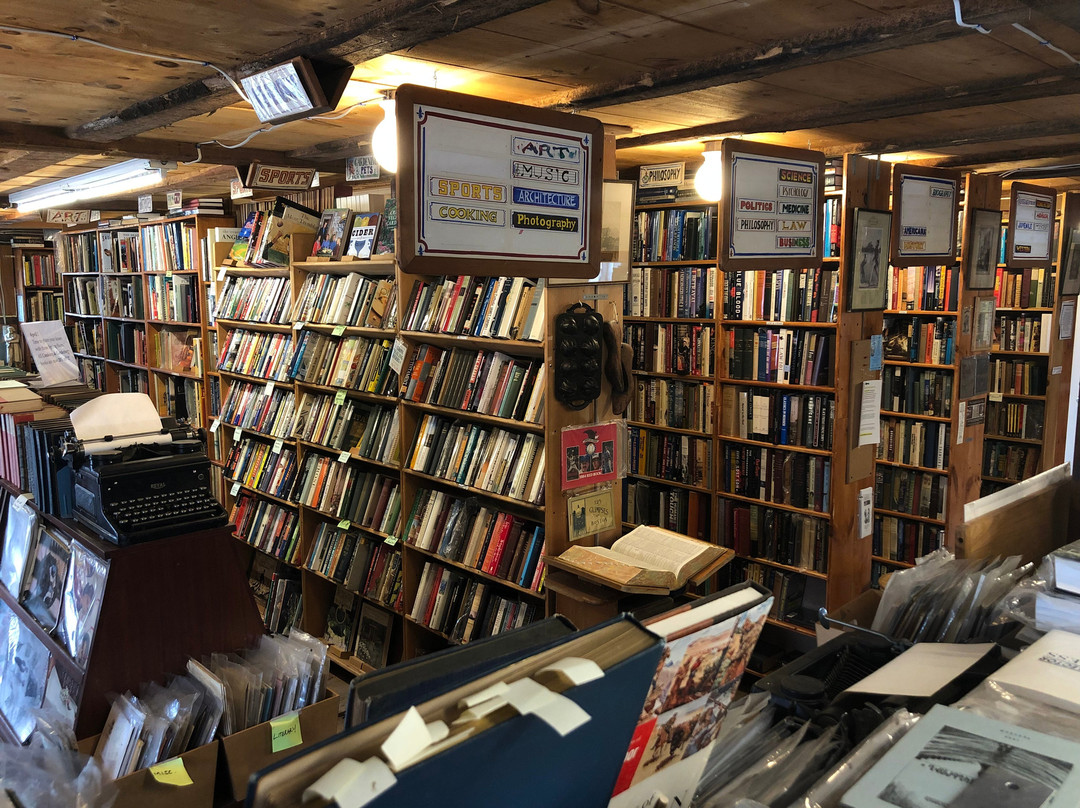 Avenue Victor Hugo Books-Lee必去景点