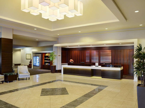 温尼伯机场希尔顿套房酒店主图