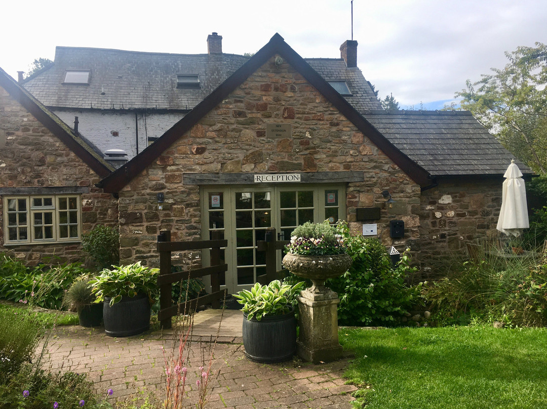 Tudor Farmhouse Hotel主图