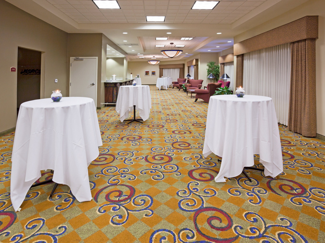 Holiday Inn Conference Ctr Marshfield by IHG主图