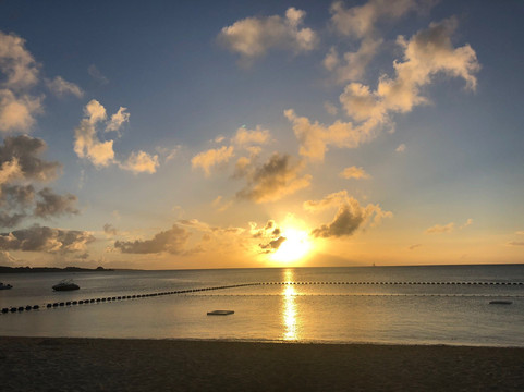 Moon Beach-恩纳村必去景点