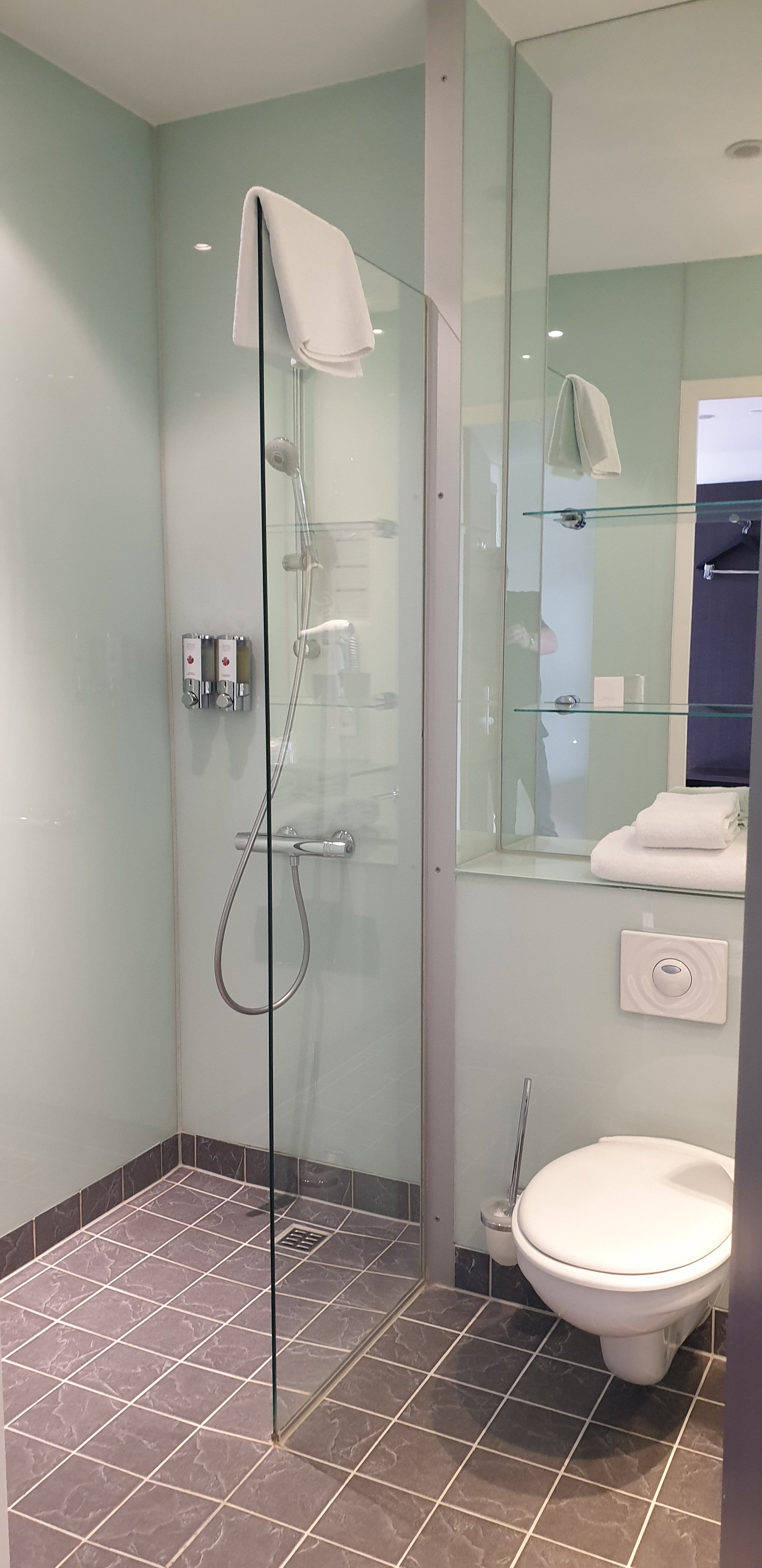 Ramada Encore by Wyndham Geneva-浴室