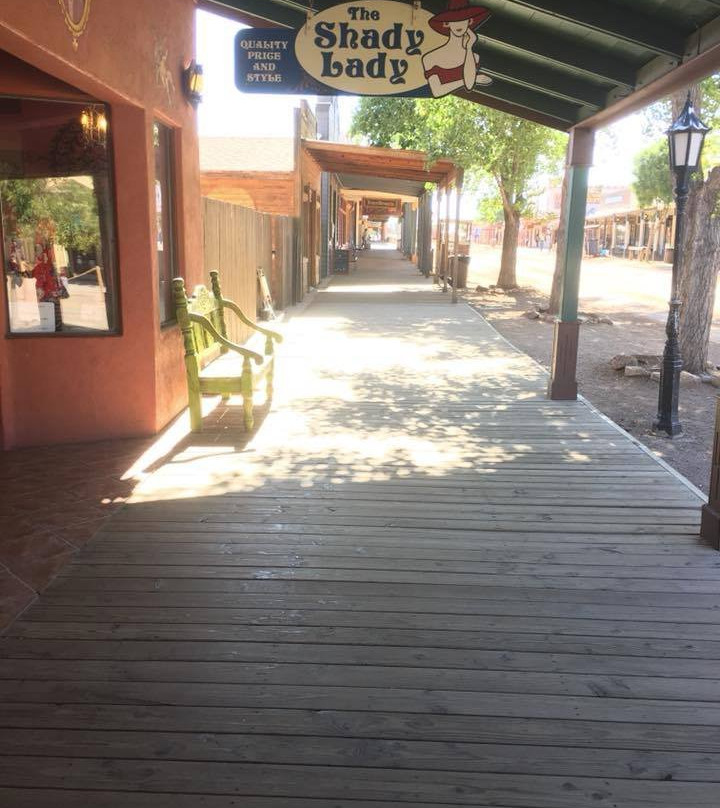 The Shady Lady’s Closet-墓碑镇必去景点