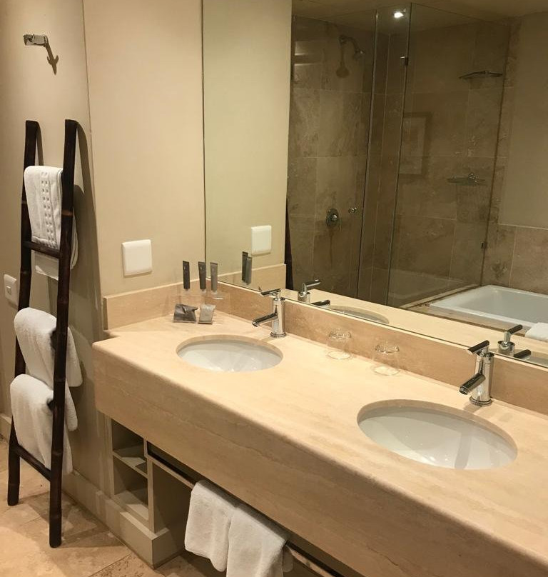 三城皇家棕榈港威酒店主图