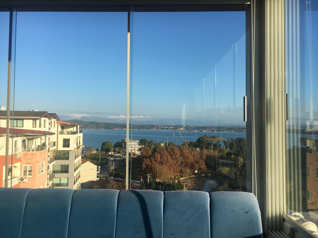 Golden Lake Hotel主图