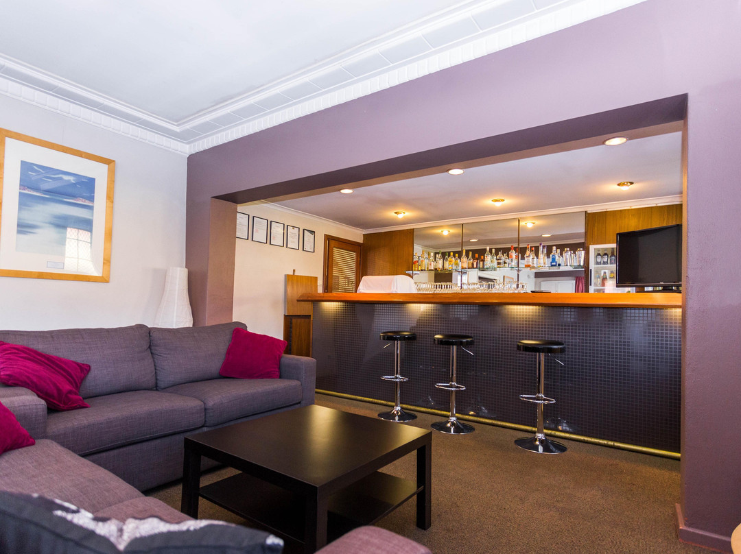 都市客栈酒店主图