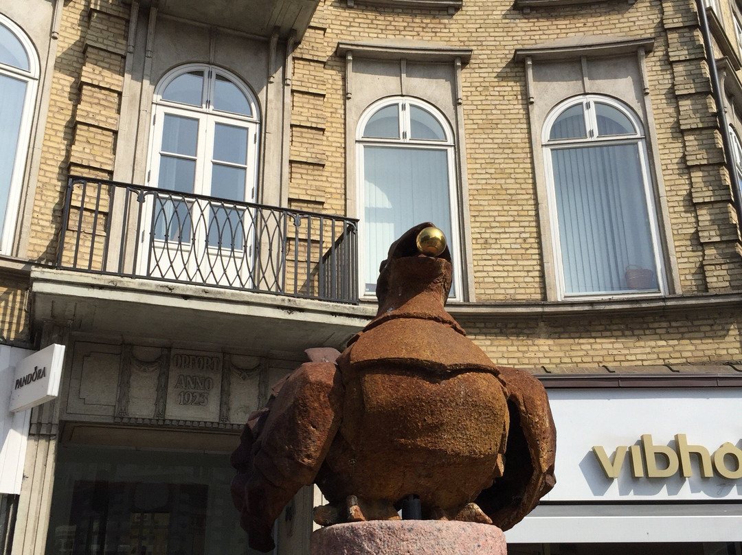 Bird with gold apple-欧胡斯必去景点