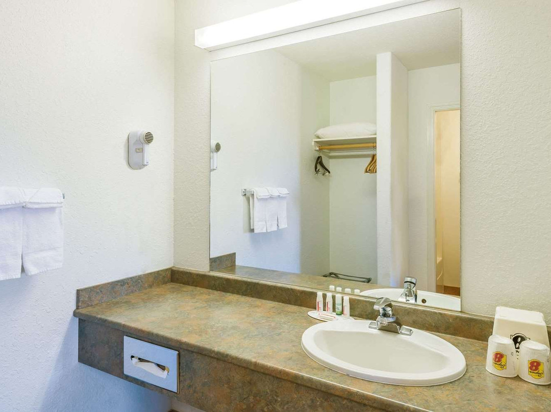 Super 8 by Wyndham 100 Mile House主图