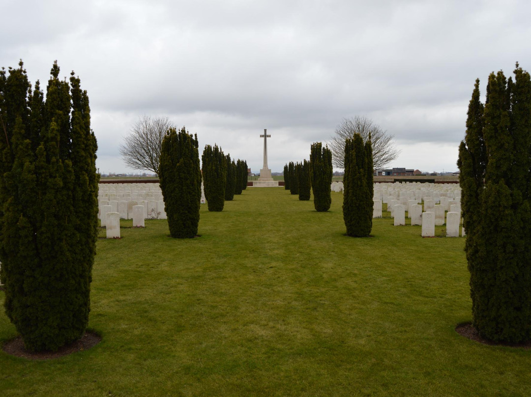 Mendinghem Military Cemetery景点图片