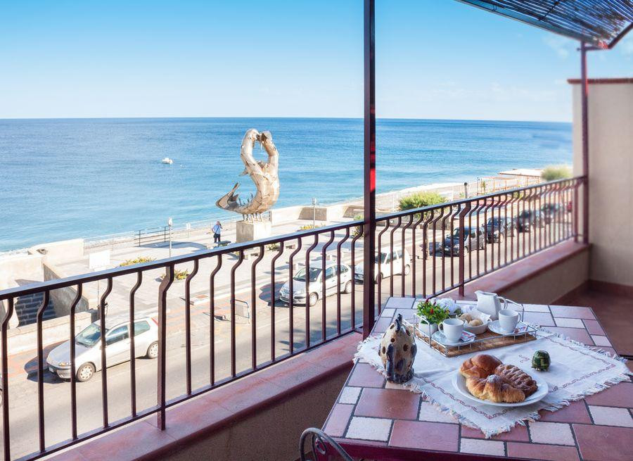 Santa Teresa di Riva酒店住宿-B&B La Sirena