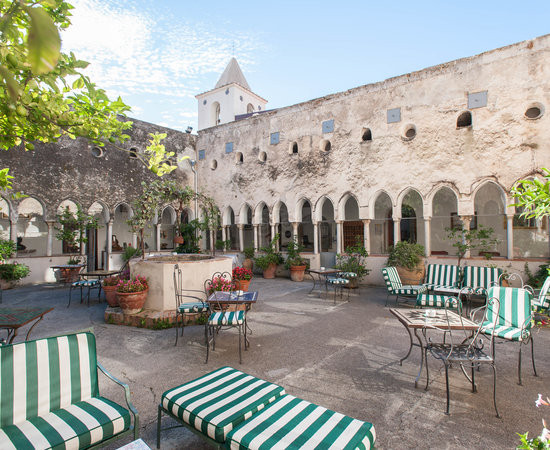 卢纳康文特酒店