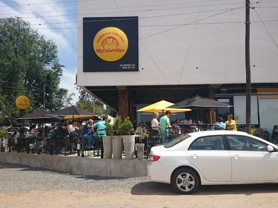 Medialunas Calentitas Villa Allende