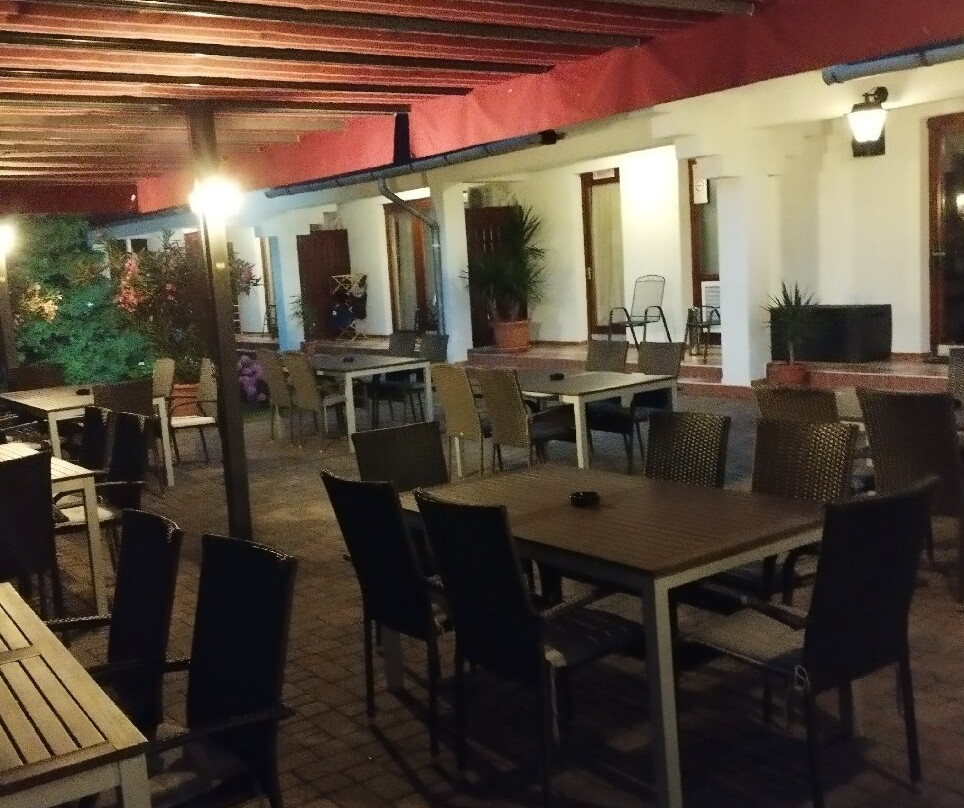 肯塔尔酒店主图