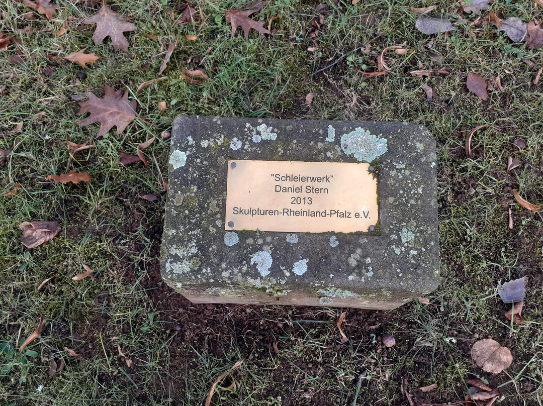 Skulptur "Schleierwerk"-Bann必去景点