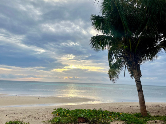 蓝礁湖海滩度假酒店主图