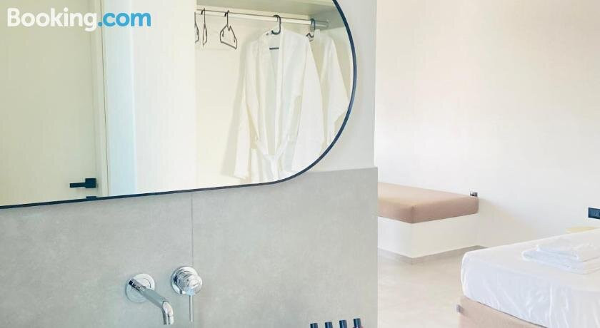 Spanos Apartments主图