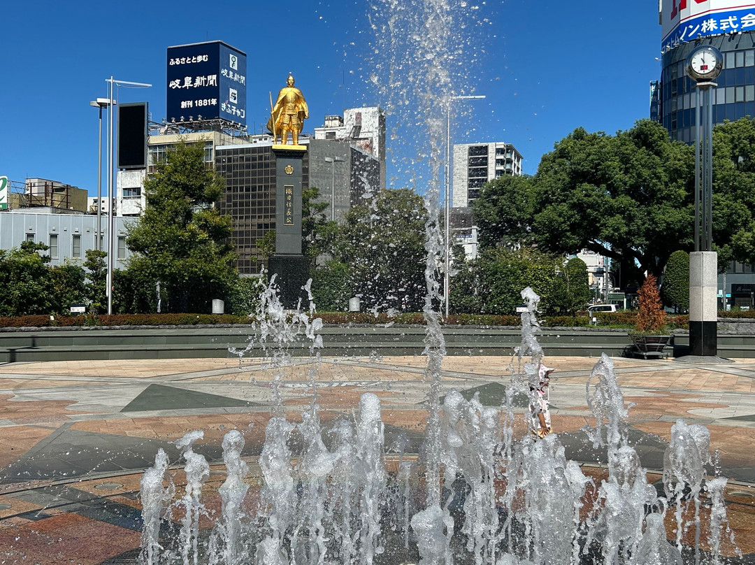 Gold Statue of Nobunaga Oda-岐阜市必去景点