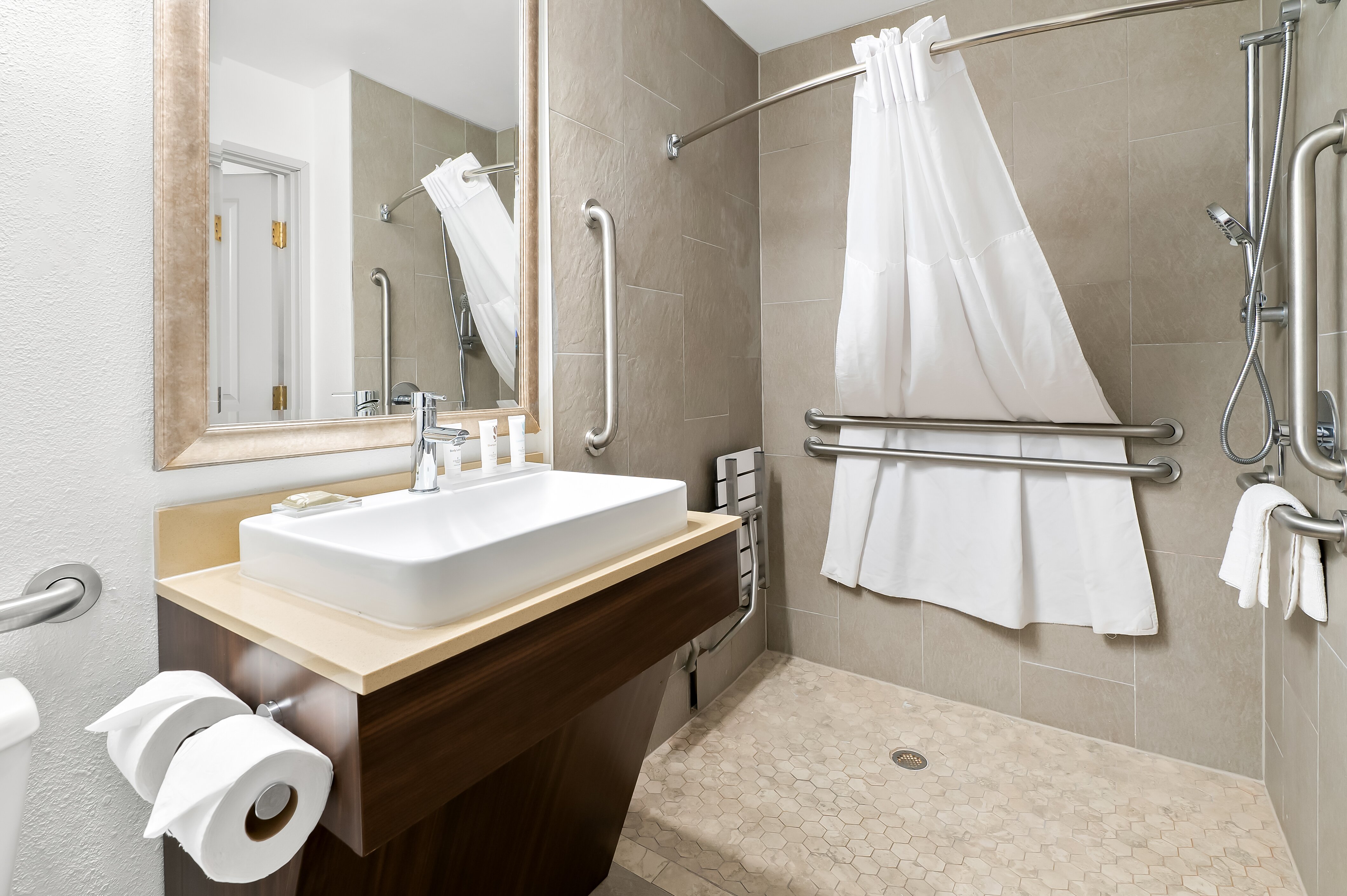 Country Inn & Suites by Radisson, Columbia Airport, SC-浴室