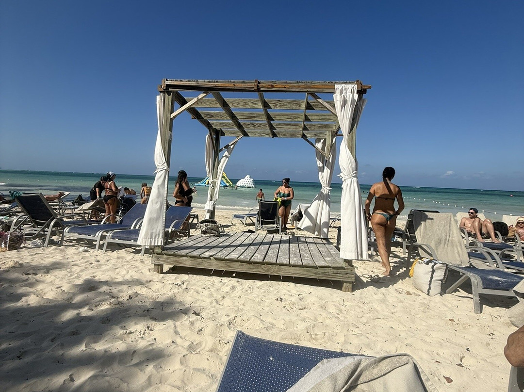 Red Stripe Beach-法尔茅斯必去景点