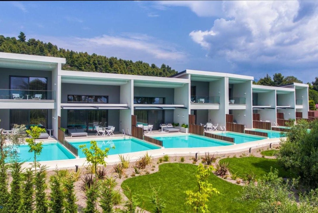 Lagomandra Luxury Suites with Private Pools