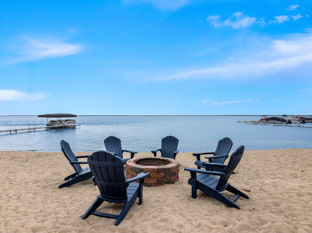 Beachfront Hotel Houghton Lake主图