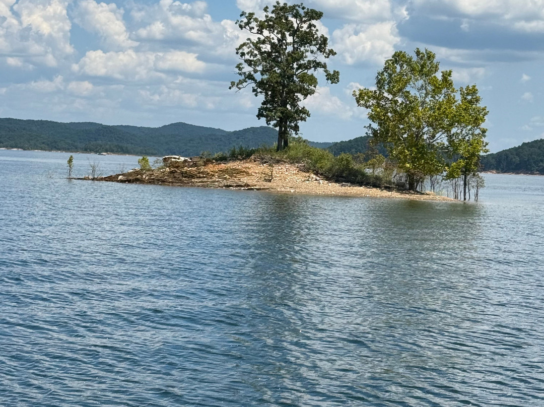 Broken Bow Lake Tiki Boat Tours-Broken Bow必去景点