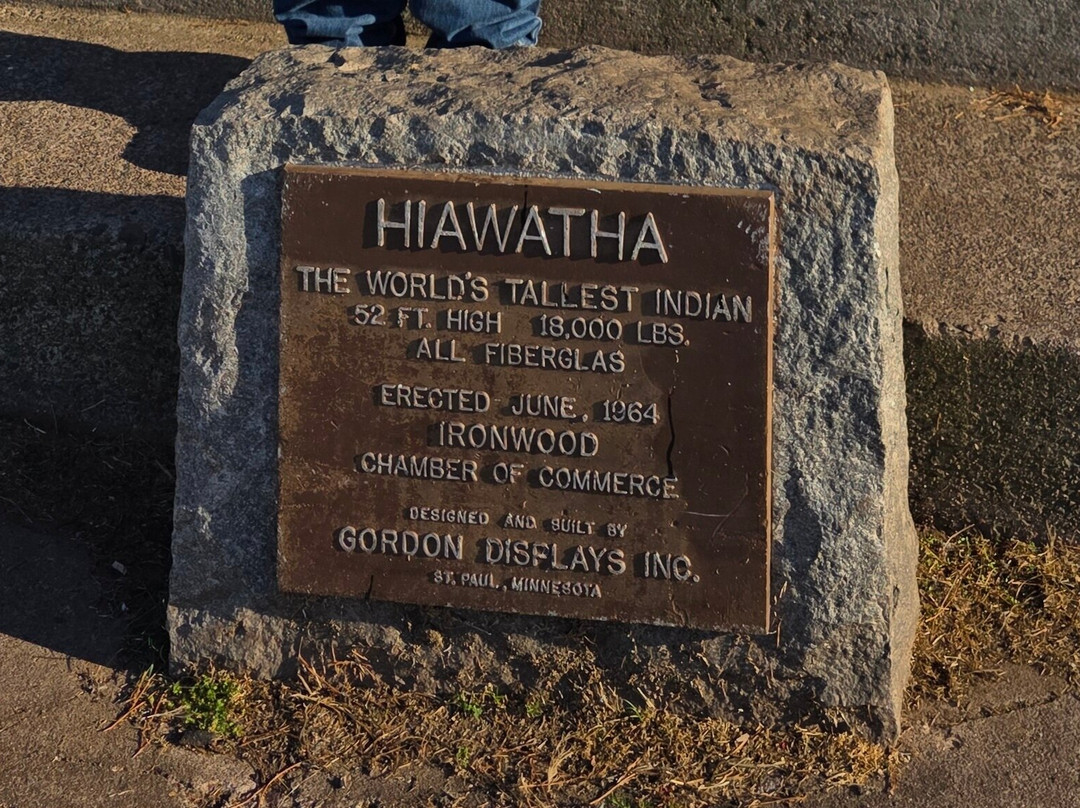 Hiawatha, World's Largest Indian-Ironwood必去景点