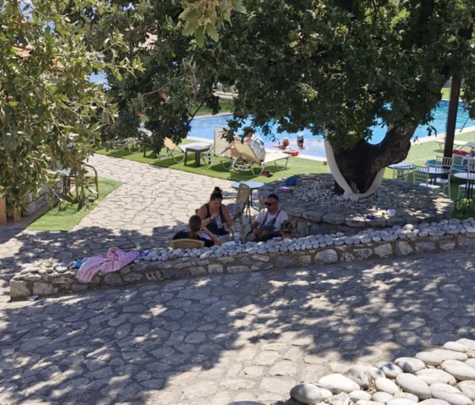 Lalloudes Seaside Accommodation主图