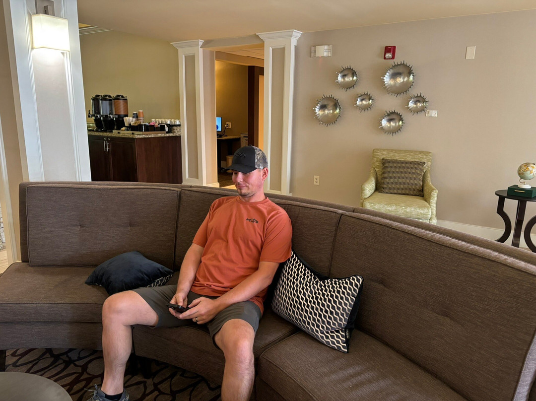 沃林福德梅里登希尔顿惠庭套房酒店主图