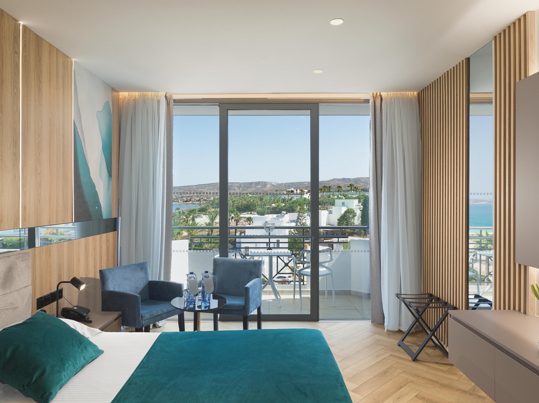 St. George Beach Hotel & Spa Resort主图