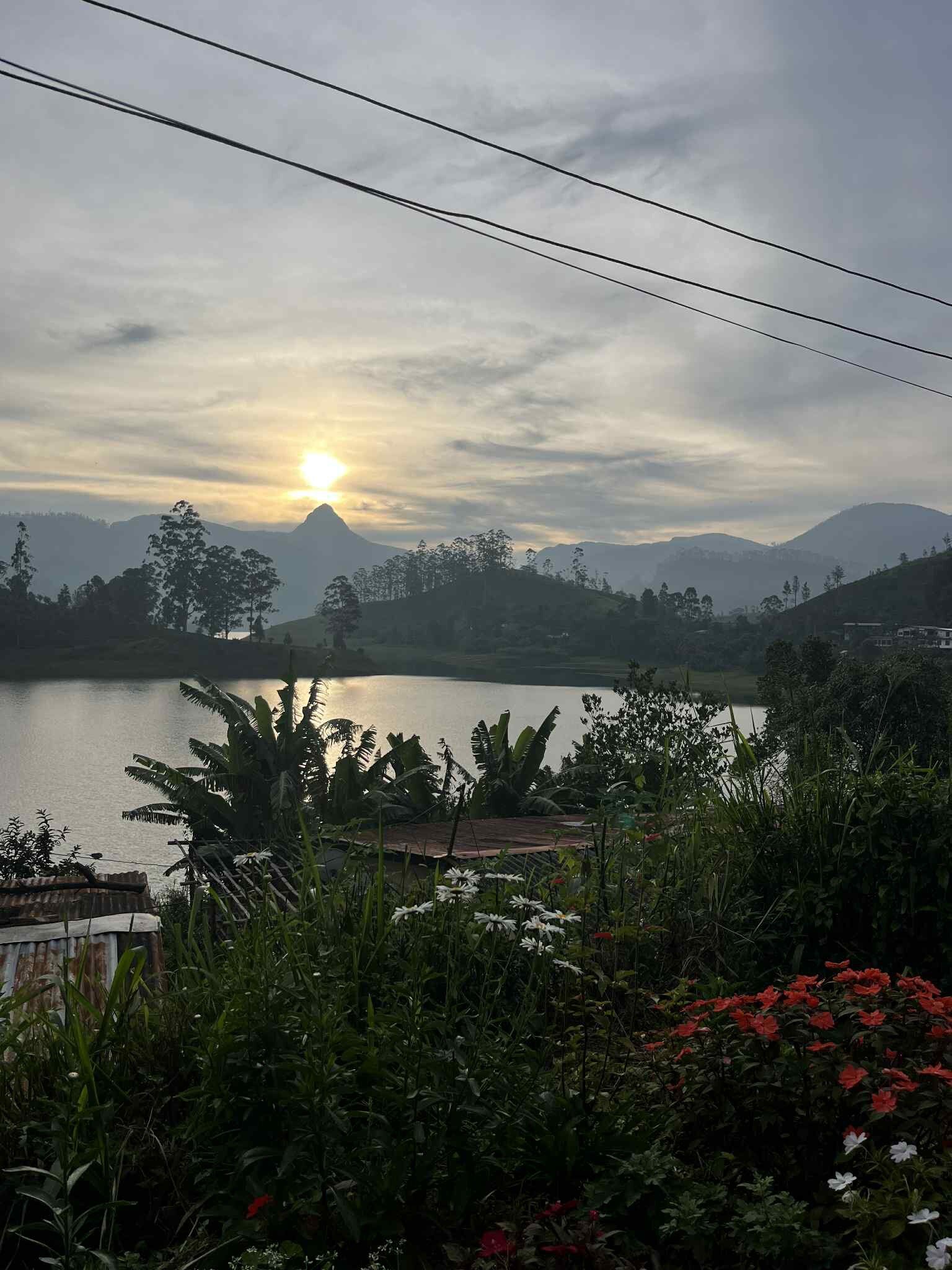 Butterfly Mountain Lake Side-官方