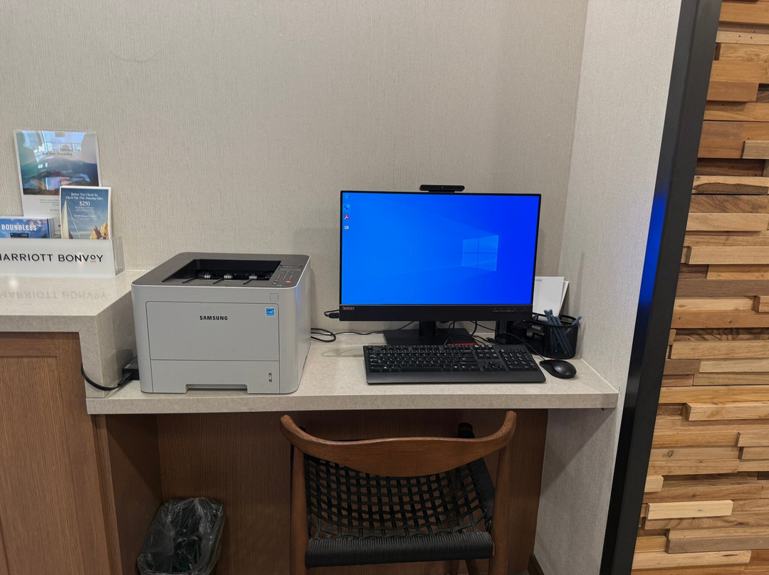万枫利文斯顿黄石酒店及套房主图