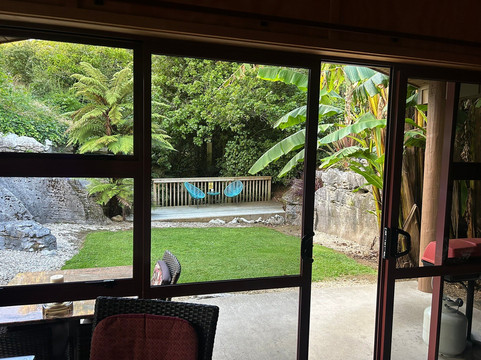 岩石小屋酒店主图