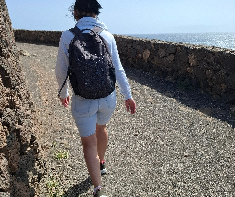 Walk from Puerto del Carmen to Puerto Calero-卡门港必去景点