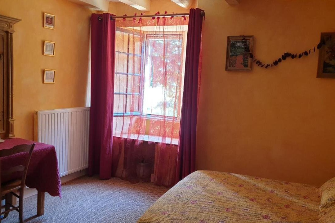 La Maison pres du ruisseau Chambre jaune