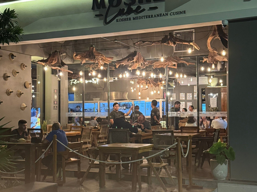 Moshe Cube Kosher Restaurant & Grill主图