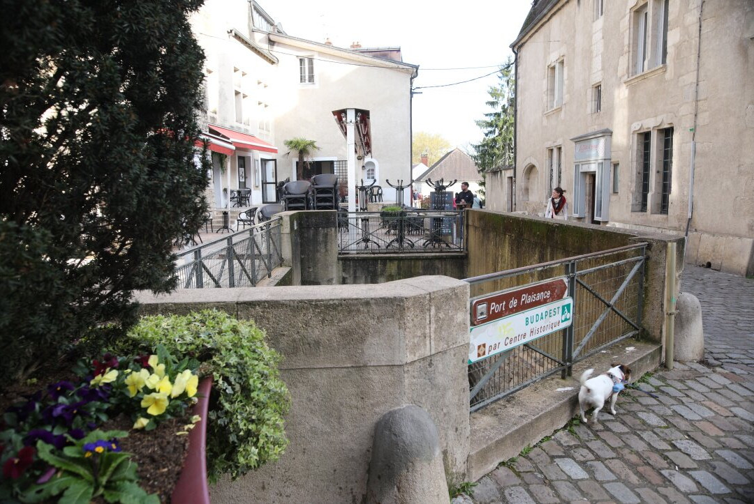 La Fontaine aux Lépreux-多勒必去景点