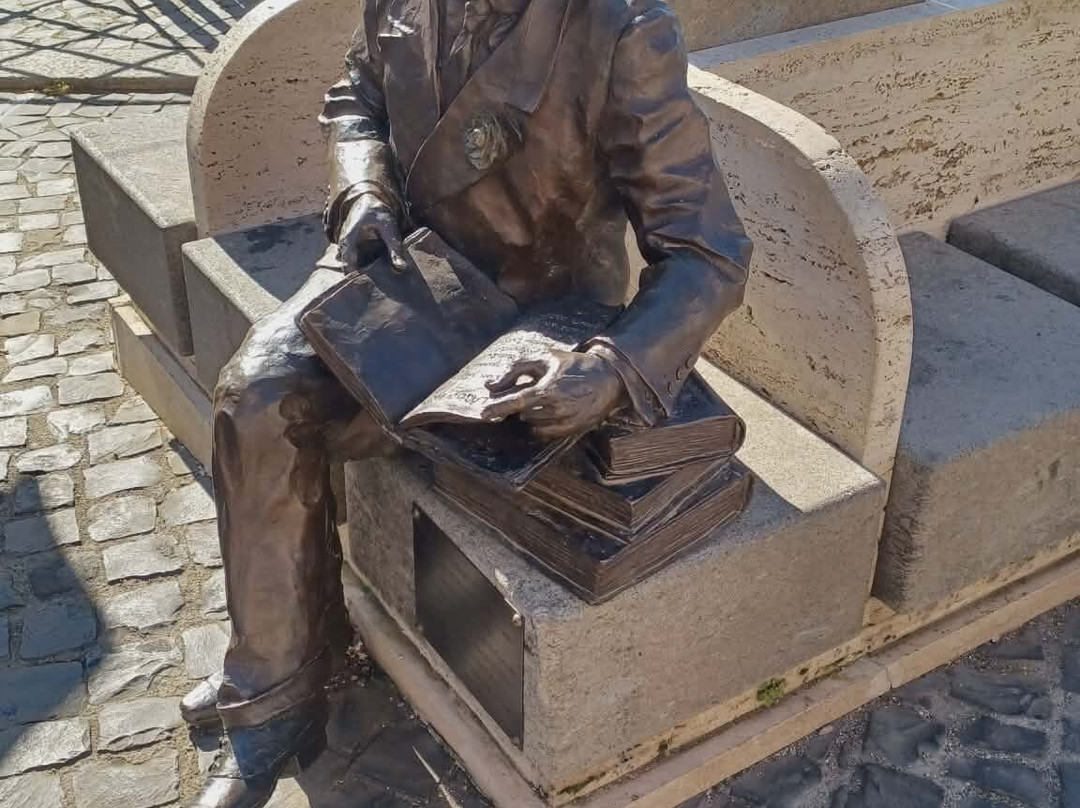 Statua Di Gabriele D'annunzio