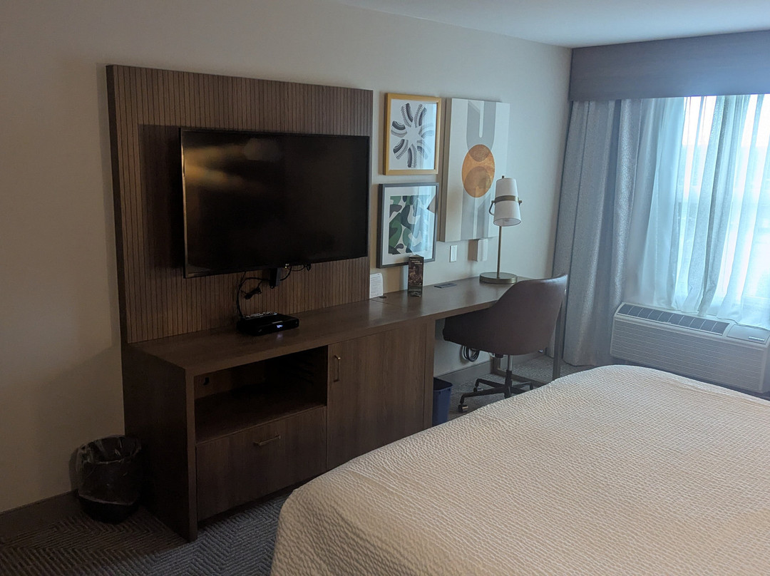 Holiday Inn & Suites 萨里东 - 克洛弗代尔主图