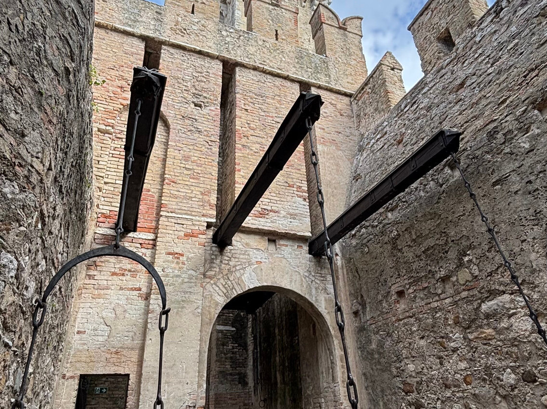 Castello Scaligero-锡尔苗内必去景点